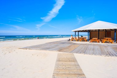 Bialogora sahil köyündeki sahil barına giden yol, Baltık Denizi, Polonya