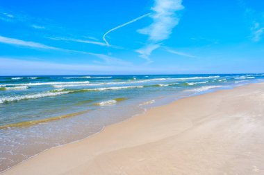 Deniz manzarası ve dalgalar mavi Baltık Denizi, Lubiatowo kıyı köyü, Polonya