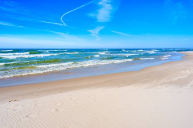 Polonya 'nın Bialogora kentindeki kumlu bir sahilde Baltık Denizi dalgaları