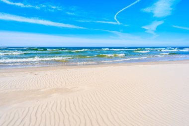 Polonya 'nın Bialogora kentindeki kumlu bir sahilde Baltık Denizi dalgaları