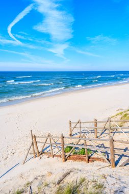 Bialogora köyündeki plaja giden yol, Baltık Denizi, Polonya