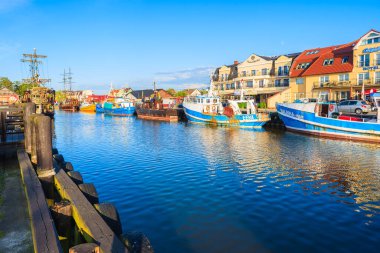 LEBA PORT, POLAND - 18 Haziran 2016: Günbatımında Leba limanında demirleyen balıkçı tekneleri. Leba, Polonya 'nın Baltık Denizi kıyısındaki büyük limanıyla ünlüdür..