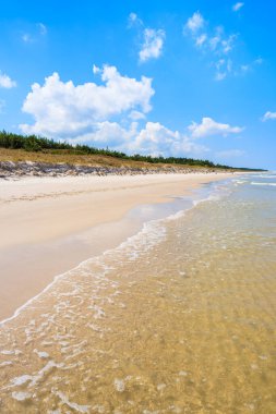 Polonya 'nın Lubiatowo köyündeki kumlu bir sahilde Baltık Denizi dalgaları