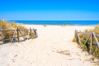Polonya 'nın Lubiatowo köyü yakınlarındaki Baltık Denizi kıyısındaki kumlu plaja giriş.