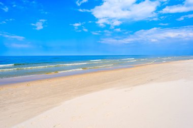 Beyaz kumsal manzarası ve mavi Baltık Denizi, Bialogora kıyı köyü, Polonya