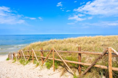 Lubiatowo sahilindeki kum tepeciği boyunca tahta çit, Baltık Denizi, Polonya