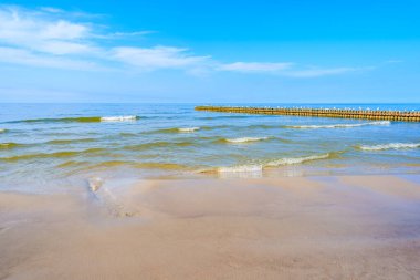 Leba sahilinde deniz dalgaları. Arka planda dalgalar, Baltık Denizi, Polonya