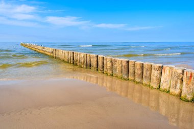 Kumlu Leba sahilinde dalgalar, Baltık Denizi, Polonya