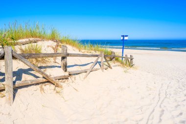 Güzel Lubiatowo sahilinin tahta çiti, Baltık Denizi, Polonya
