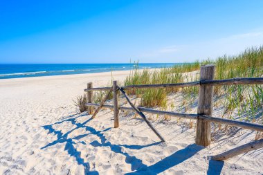 Lubiatowo kıyı köyü güzel kumlu plaja giriş, Baltık Denizi, Polonya