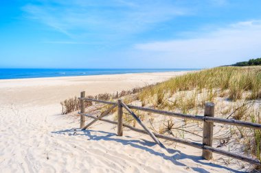 Lubiatowo, Baltık Denizi, Polonya 'daki güzel plajın ahşap çiti.