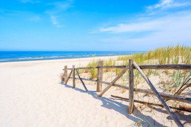 Baltık Denizi, Polonya, Beyaz Kum Sahili 'nin tahta çitleri.