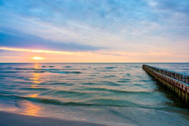 Leba sahil kasabasında plajda güzel gün batımı, Baltık Denizi, Polonya