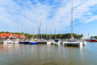 LEBA PORT, POLAND - 23 Haziran 2016: Baltık Denizi kıyısındaki Leba kasabasındaki bir yelkenli limanı manzarası. Burası bölgedeki en pitoresk limanlardan biri..