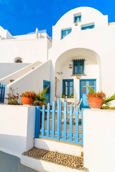 Yunanistan 'ın Kiklad adasındaki Imerovigli köyündeki Yunan tarzı dairelerin beyaz mimarisi