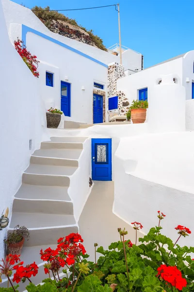 Yunanistan 'ın Santorini adasındaki Imerovigli köyündeki tipik Yunan evlerine çiçekler ve adımlar