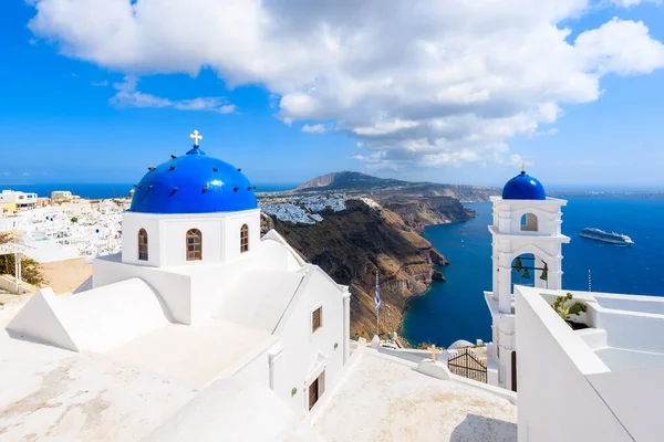 Imerovigli köyündeki mavi kilise kubbesi ve Yunanistan 'ın Santorini adasındaki kalderalı mavi deniz manzarası