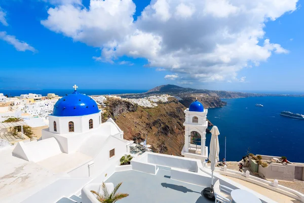 Imerovigli köyünde mavi kubbeli beyaz kilise ve arka planda deniz, Santorini adası, Yunanistan