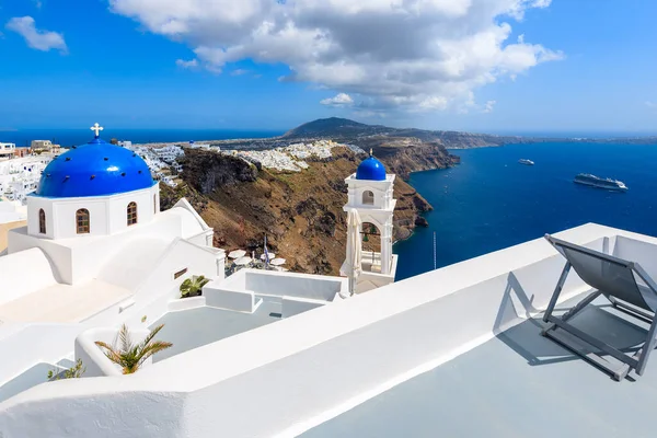 Imerovigli köyündeki mavi kilise kubbesi ve Yunanistan 'ın Santorini adasındaki kalderalı mavi deniz manzarası