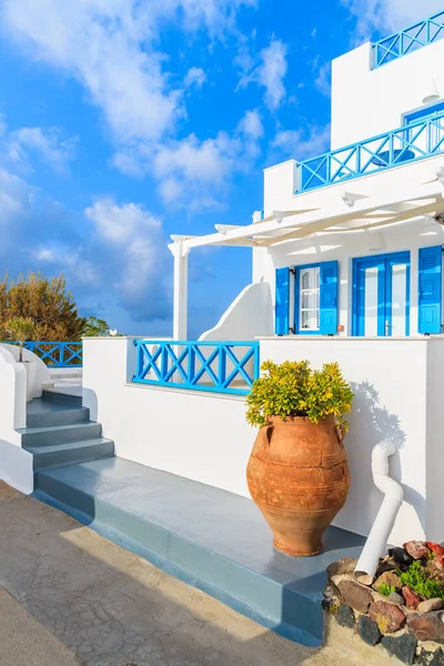 Günbatımında Imerovigli köyünde mavi pencereli beyaz Yunan evi, Santorini Adası, Yunanistan