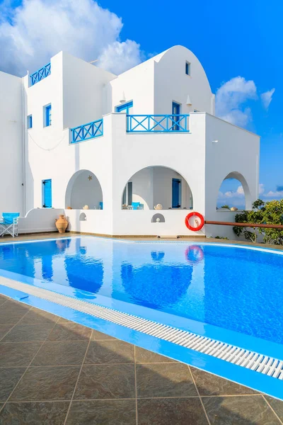 Yunanistan 'ın Santorini adasındaki Imerovigli köyünde yüzme havuzu ve tipik Yunan tarzı daireler