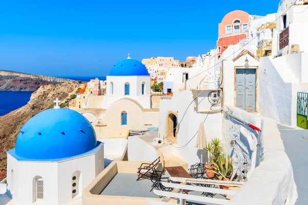 Yunanistan 'ın Santorini adasındaki Oia köyündeki beyaz kiliselerin ünlü mavi kubbeleri