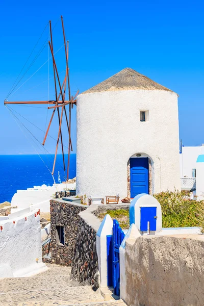 Yunanistan 'ın Santorini adasındaki Oia köyündeki ünlü yel değirmeni manzarası