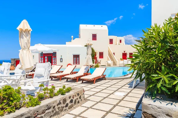 OIA VILLAGE, SANTORINI ADLAND - 23 Mayıs 2016: Yunanistan 'ın Santorini adasındaki Oia köyünde havuzlu tipik Yunan tarzı apartman oteli.
