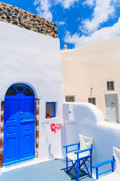 OIA VILLAGE, SANTORINI ISLAND - 24 Mayıs 2016: Yunanistan 'ın Santorini kentindeki Oia kasabasında tipik bir Yunan evinin güneşli terasında kuruyan mayo.