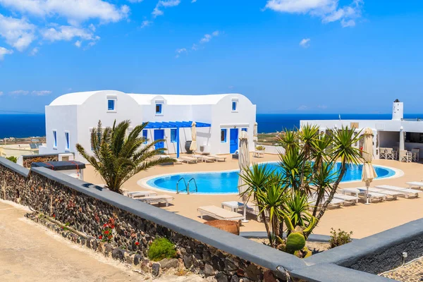 Yunanistan 'ın Santorini adasındaki Oia köyü, tipik Yunan tarzı apartman manzarası