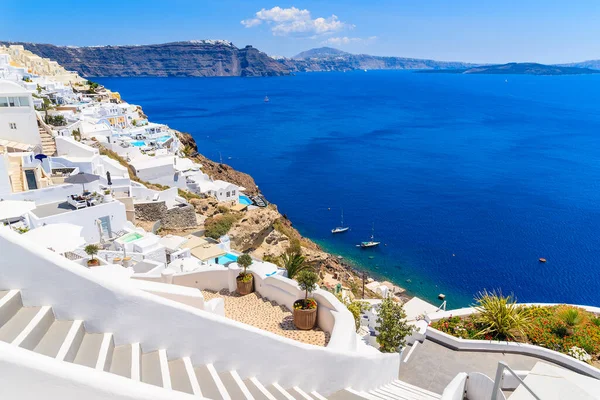 Tipik beyaz mimarisi ve kaldera manzaralı güzel Oia köyüne adımlar, Santorini adası, Yunanistan
