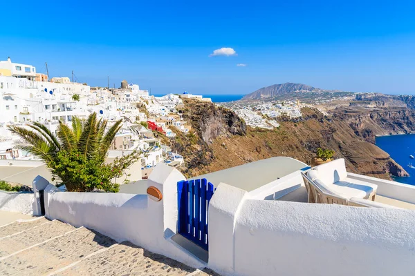 Tipik Yunan mimarisi ile Imerovigli köyünde dar bir sokak, Santorini Adası, Yunanistan