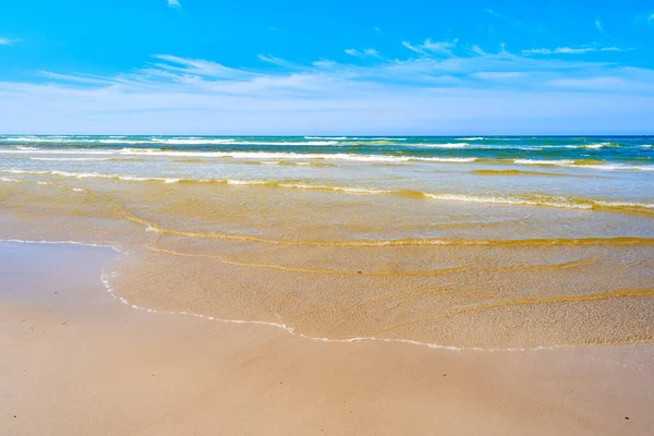 Dalgalı Sandy Debki plajı, Baltık Denizi, Polonya
