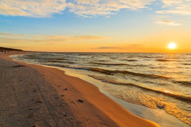 Leba, Baltık Denizi, Polonya 'da kumlu plajda gün batımı