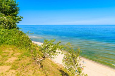 Jastrzebia Gora kıyı köyü, Baltık Denizi, Polonya 'daki kayalıklardan kumlu bir sahil manzarası