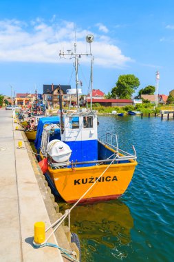 KUZNICA PORT, POLAND - 22 Haziran 2016: Hel yarımadasındaki Kuznica limanında demirleyen renkli balıkçı tekneleri, Baltık Denizi, Polonya.