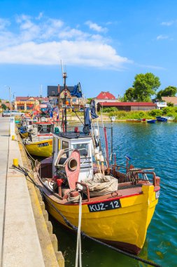 KUZNICA PORT, POLAND - 22 Haziran 2016: Hel yarımadasındaki Kuznica limanında demirleyen renkli balıkçı tekneleri, Baltık Denizi, Polonya.