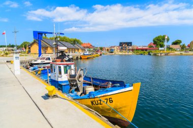 KUZNICA PORT, POLAND - 22 Haziran 2016: Hel yarımadasındaki Kuznica limanında demirleyen renkli balıkçı tekneleri, Baltık Denizi, Polonya.