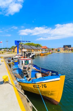 KUZNICA PORT, POLAND - 22 Haziran 2016: Hel yarımadasındaki Kuznica limanında demirleyen renkli balıkçı tekneleri, Baltık Denizi, Polonya.