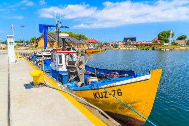 KUZNICA PORT, POLAND - 21 Haziran 2016: Hel yarımadasındaki Kuznica limanında balıkçı tekneleri. Baltık Denizi kıyısındaki köylerde yaşayan insanlar için balıkçılık hâlâ başlıca gelir kaynağı..