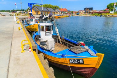 KUZNICA PORT, POLAND - 22 Haziran 2016: Hel yarımadasındaki Kuznica limanında demirleyen renkli balıkçı tekneleri, Baltık Denizi, Polonya.
