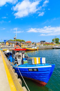 KUZNICA PORT, POLAND - 22 Haziran 2016: Hel yarımadasındaki Kuznica limanında demirleyen renkli balıkçı tekneleri, Baltık Denizi, Polonya.