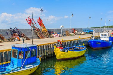 KUZNICA PORT, POLAND - 21 Haziran 2016: Hel yarımadasındaki Kuznica limanında balıkçı tekneleri. Baltık Denizi kıyısındaki köylerde yaşayan insanlar için balıkçılık hâlâ başlıca gelir kaynağı..