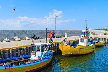 Hel yarımadasındaki Kuznica limanına demirleyen renkli balıkçı tekneleri, Baltık Denizi, Polonya