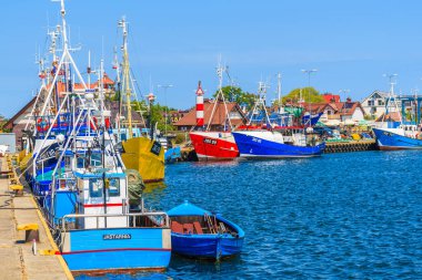 KUZNICA PORT, POLAND - 21 Haziran 2016: Hel yarımadasındaki Kuznica limanında balıkçı tekneleri. Baltık Denizi kıyısındaki köylerde yaşayan insanlar için balıkçılık hâlâ başlıca gelir kaynağı..