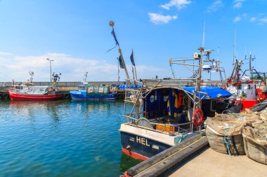 HEL PORT, POLAND - 22 Haziran 2016: Hel limanında demirleyen balıkçı tekneleri, Baltık Denizi, Polonya.