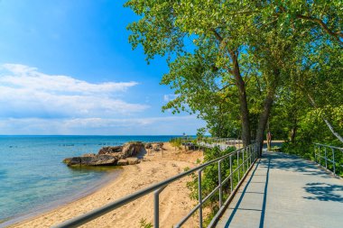 Hel yarımadası, Baltık Denizi, Polonya 'daki Pucka koyundaki sahil şeridi boyunca gezinti.