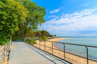 Hel yarımadası, Baltık Denizi, Polonya 'daki Pucka koyundaki sahil şeridi boyunca gezinti.