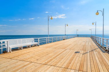 Baltık Denizi kıyısındaki Jurata kasabasında bir ahşap iskele, Hel yarımadası, Polonya