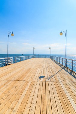 Güneşli yaz gününde Jurata Rıhtımı, Baltık Denizi, Polonya